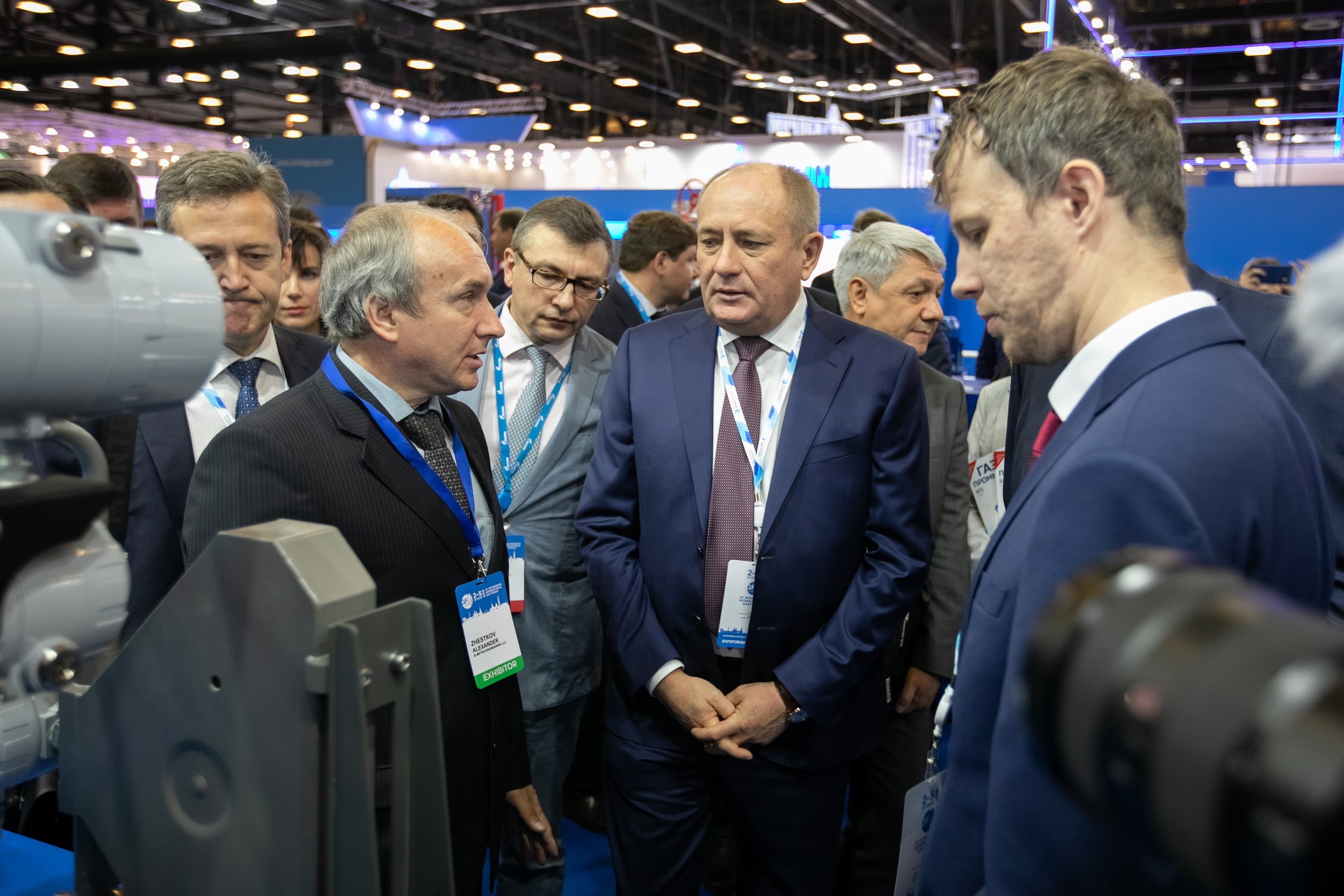Рисунок 4. Посещение стенда ЭлМетро руководством ПАО «Газпром» во главе с заместителем председателя Правления В.А. Маркеловым